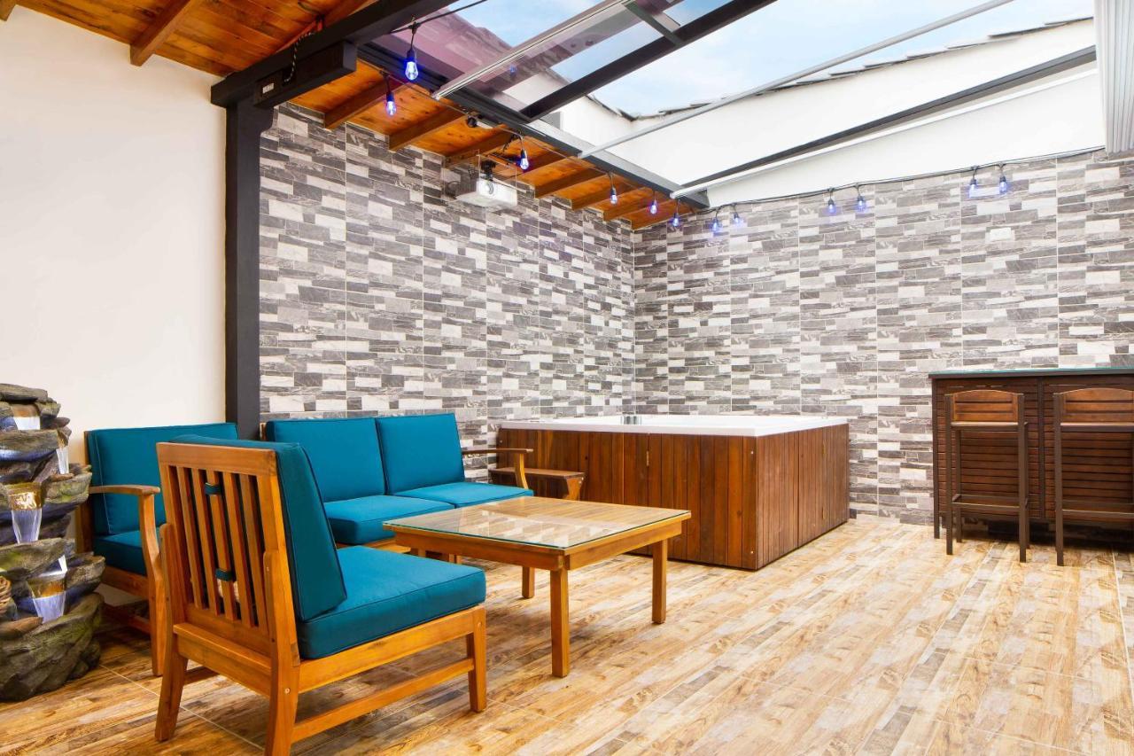 Miracle Aparthotel Medellin Ngoại thất bức ảnh